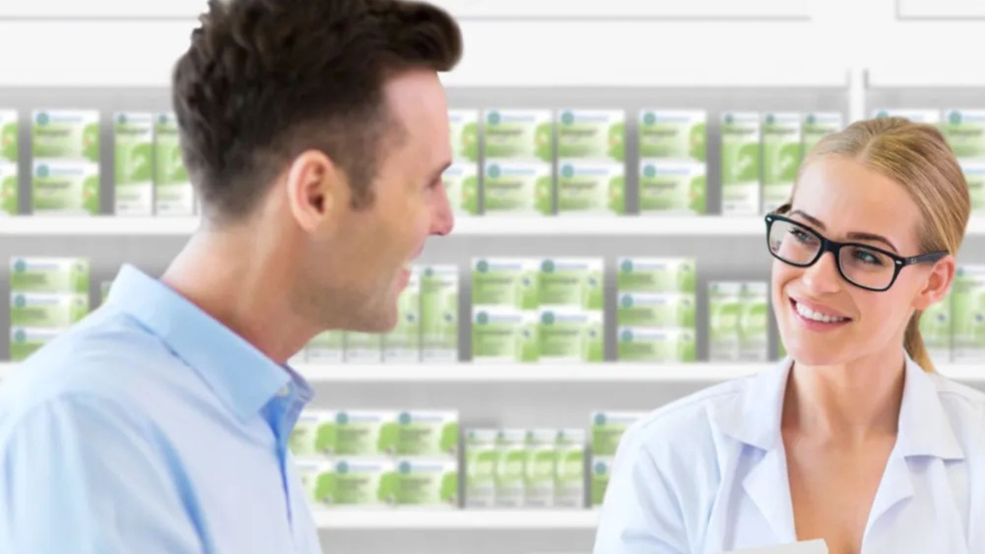Lächelnde Apothekerin und Kunde