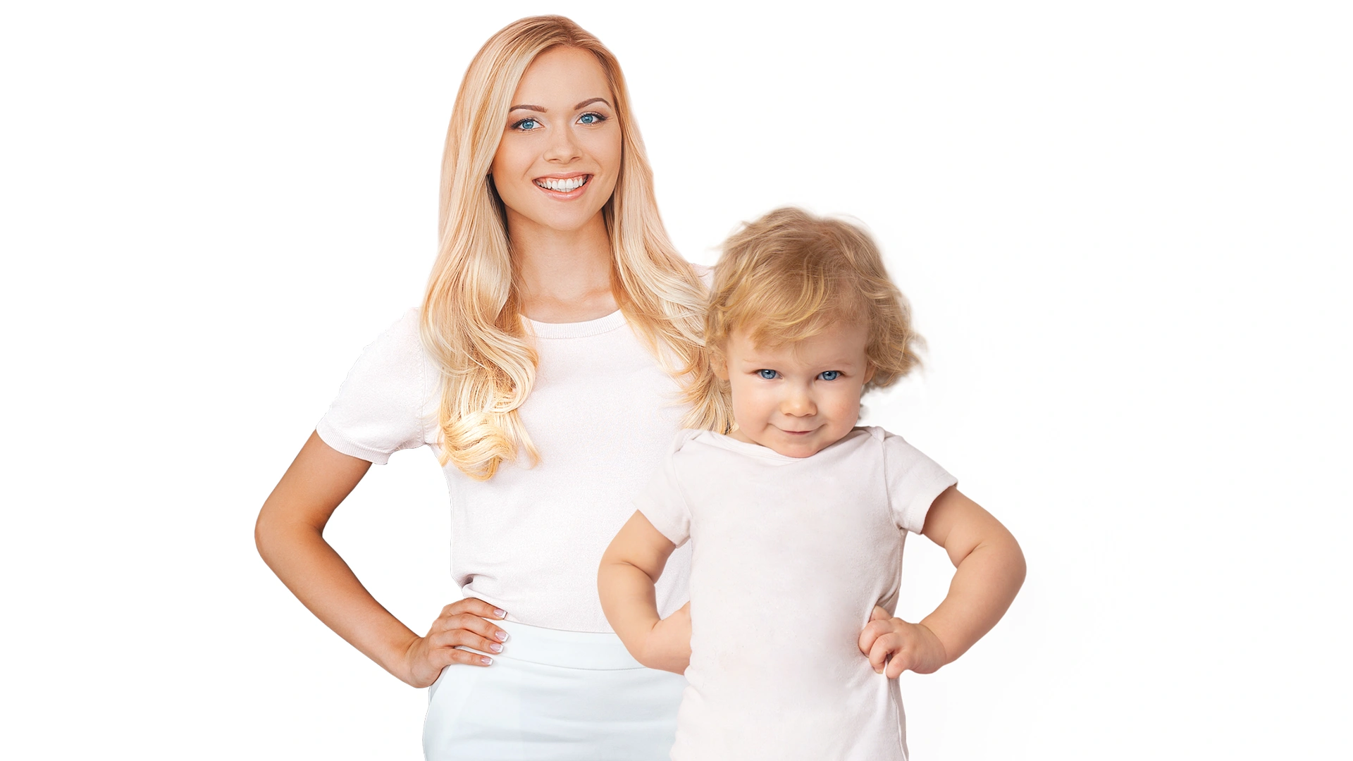 lächelnde Frau und kleines Kind in weißen Shirts