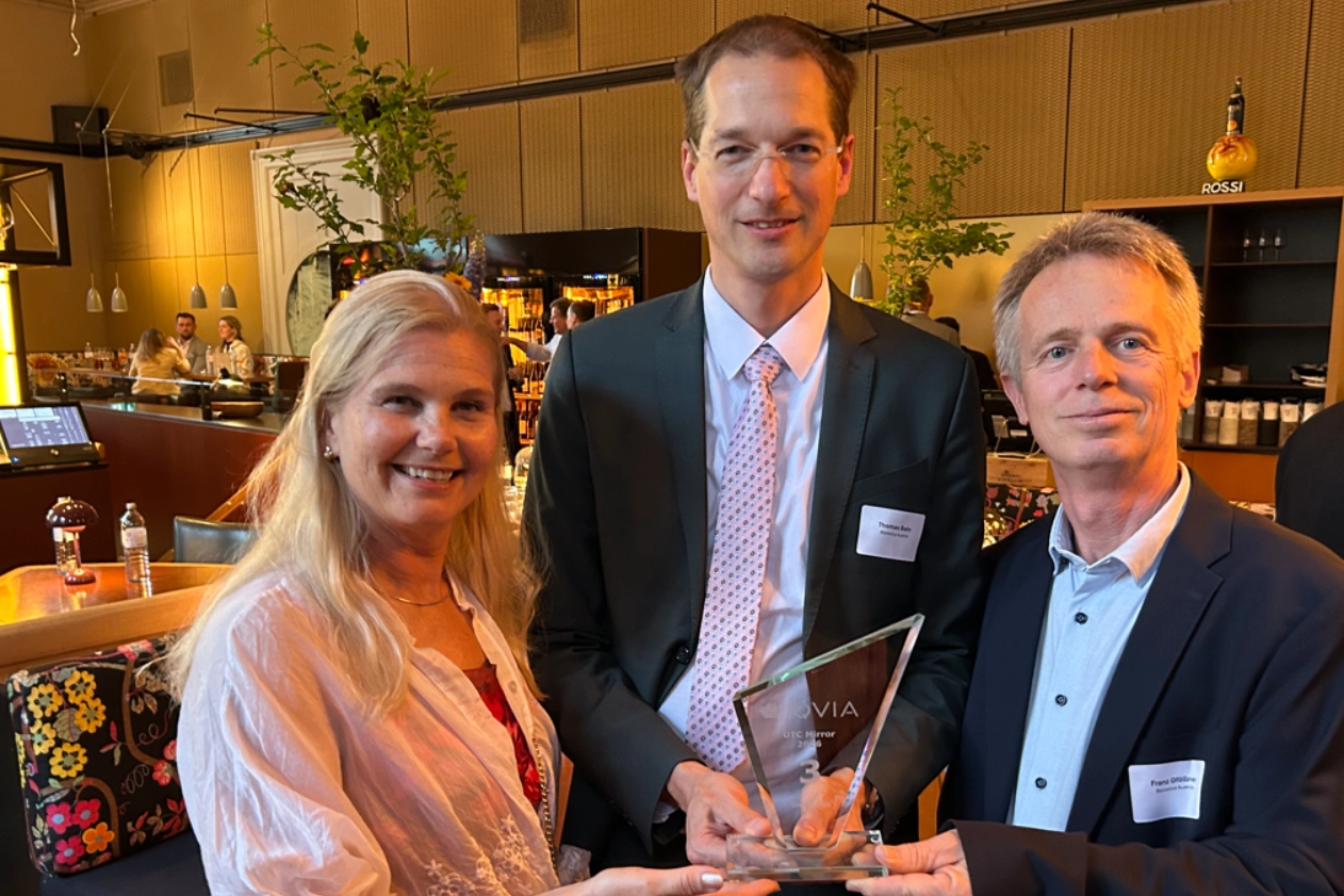 Bionorica Österreich Country-Head und zwei Mitarbeiter:innen halten den OTC Mirror Award