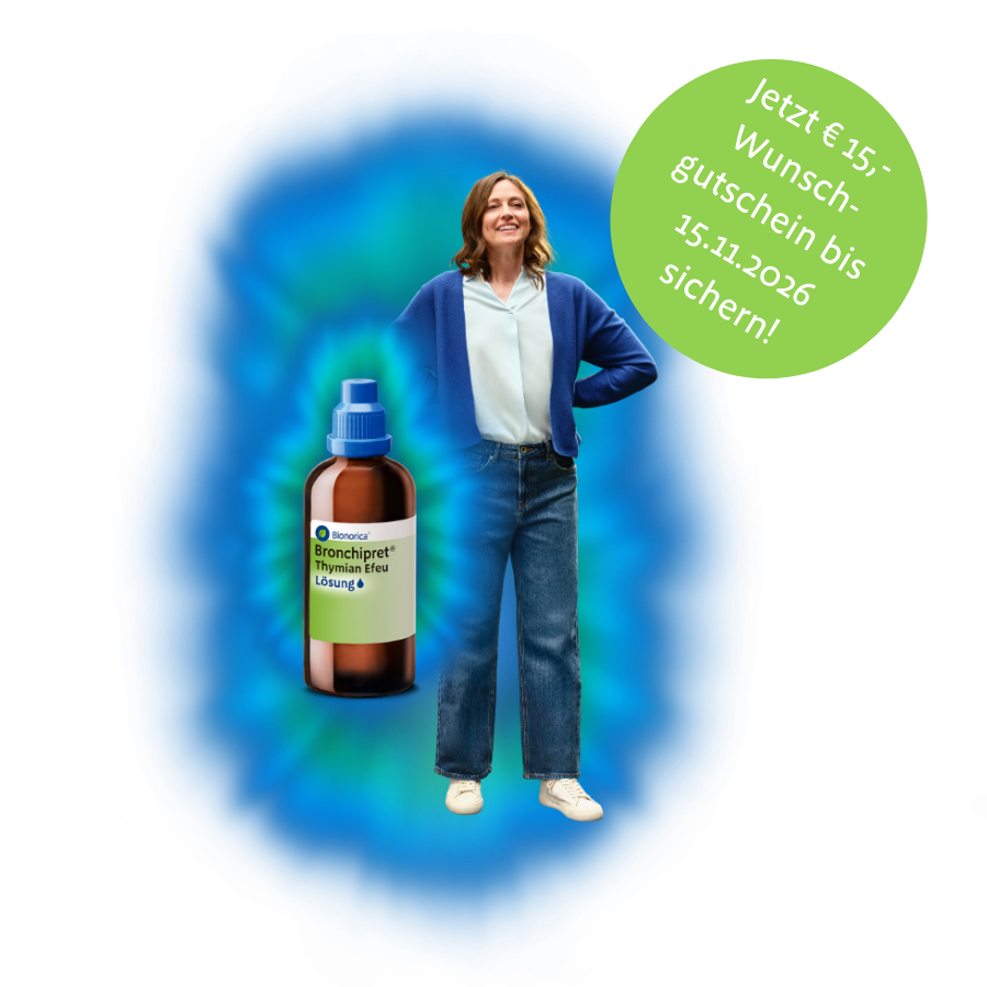Frau steht lächelnd mit Händen in die Hüfte gestützt, eine Flasch Bronchipret daneben, dahinter ein strahlender Glow-Effekt und ein grüner Kreis mit dem Aktionszeitraum