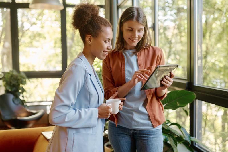 Zwei junge interessierte Damen recherchieren mit einem IPad nach Informationen zu Bionorica.