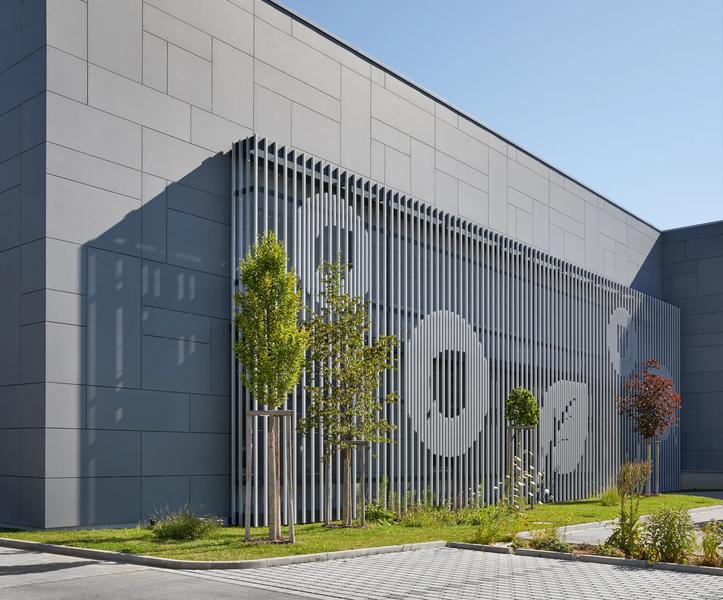 Logo Wall außen seitlich