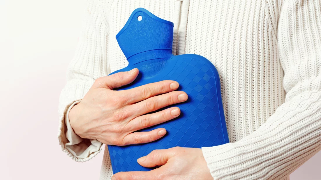 Wärme. Bauchschmerzen und Bauchkrämpfe: mögliche Behandlung