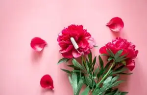 тампон на фоне цветов