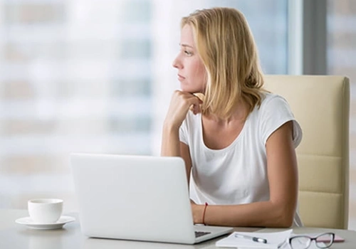 Женщина ищет информацию