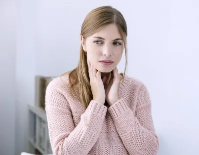 у девушки болит горло