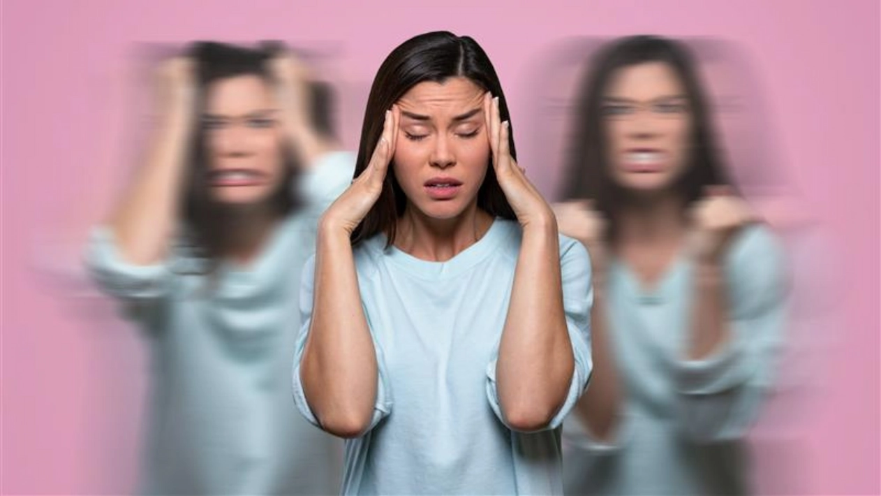 Frauen mit Kopfschmerzen und gereizt