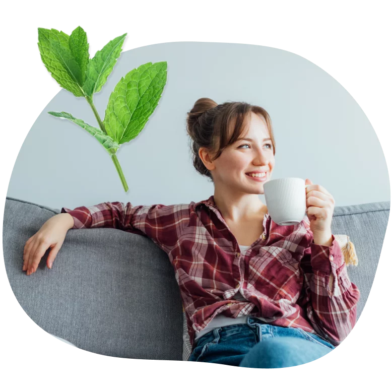 Verdauungsprobleme: Hausmittel und Tipps für den Alltag. Frau trinkt Tee