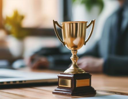 Ein goldener Pokal steht auf einem Schreibtisch