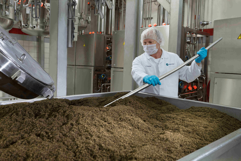 Produktionsmitarbeiter der Bionorica SE bei der Extraktion von Pflanzenstoffen