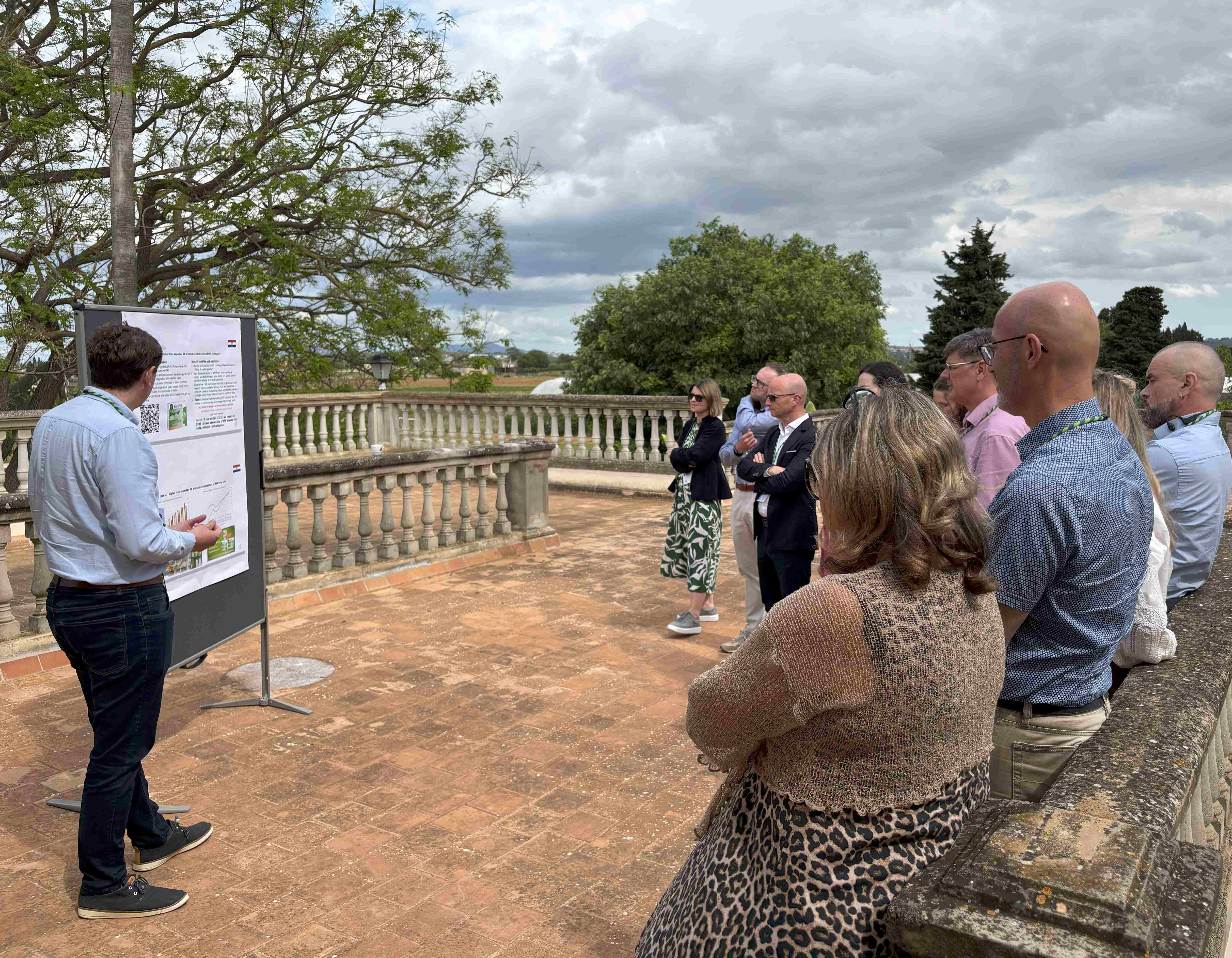Gruppe von Menschen hört einem Outdoor-Vortrag zu 