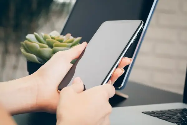 крупный план женских рук со смартфоном