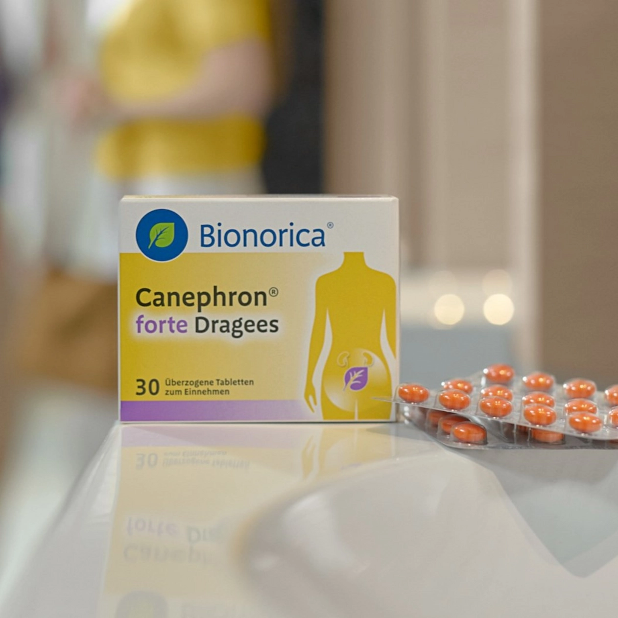 Canephron® forte frontal mit Blister auf Waschbecken