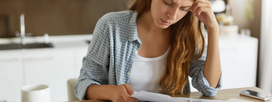 девушка ищет информацию