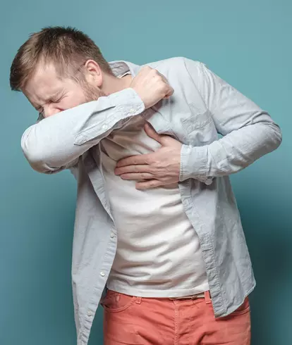 man-som-nyser-header