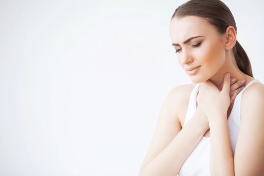 У женщины болит горло