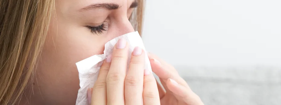 у девушки насморк