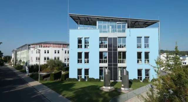 Здание офиса - панорамный вид