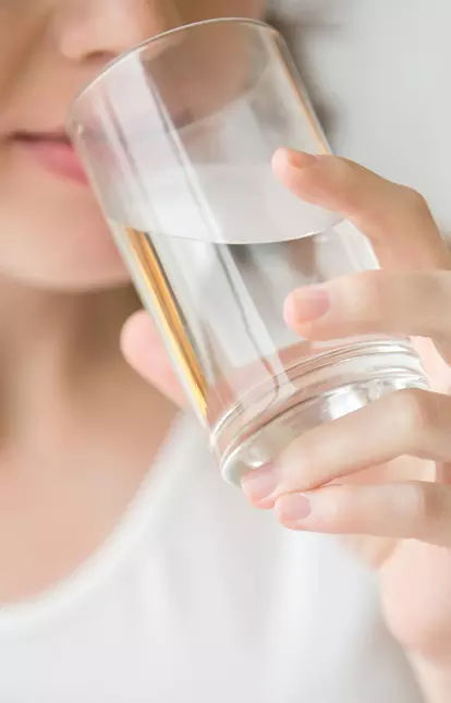 kvinna-dricker-vatten