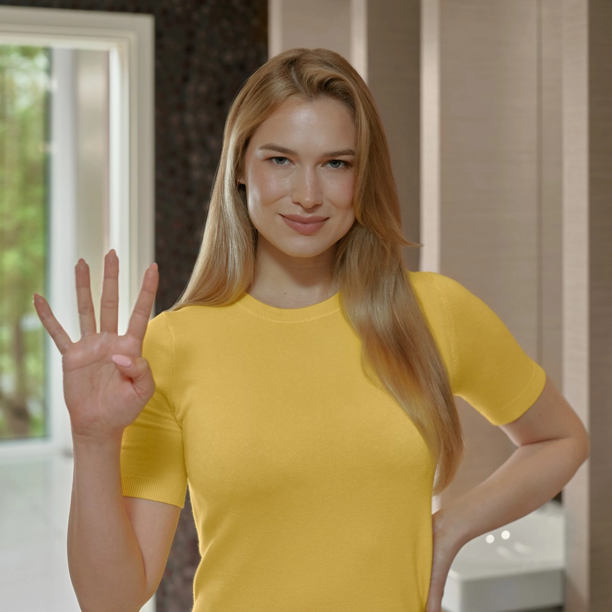 Frau zeigt 4-fach Effekt