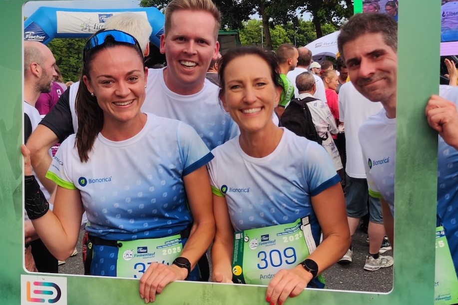Fröhliche Kollegen aus dem Team PhytoRunner, das Laufteam der Bionorica SE, nach dem Firmenlauf in die Kamera lachend
