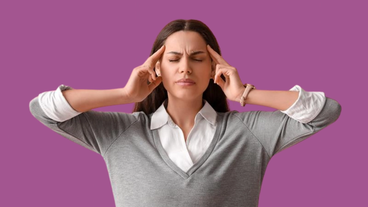 Frau mit Kopfschmerzen