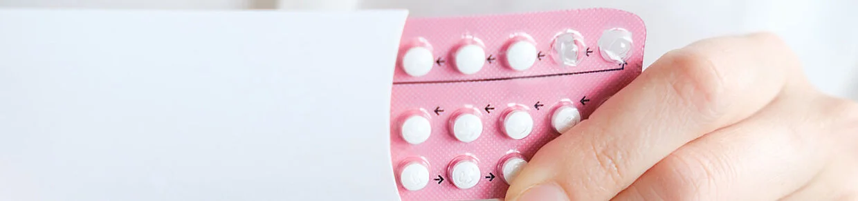 Hand mit Blisterpackung – Symbolbild für hormonelle Kontrazeptiva bei PMS.