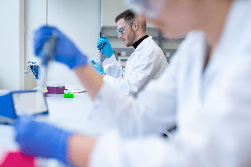 Pipettierarbeiten im Labor