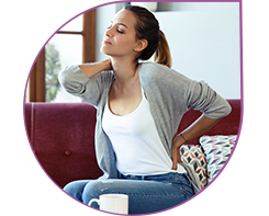 Распространение боли на спину, плечо, шейно-затылочную область или подреберье 