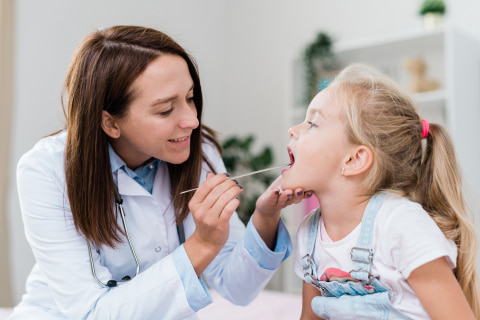 Белые точки на горле у ребенка: возможные причины и диагностика