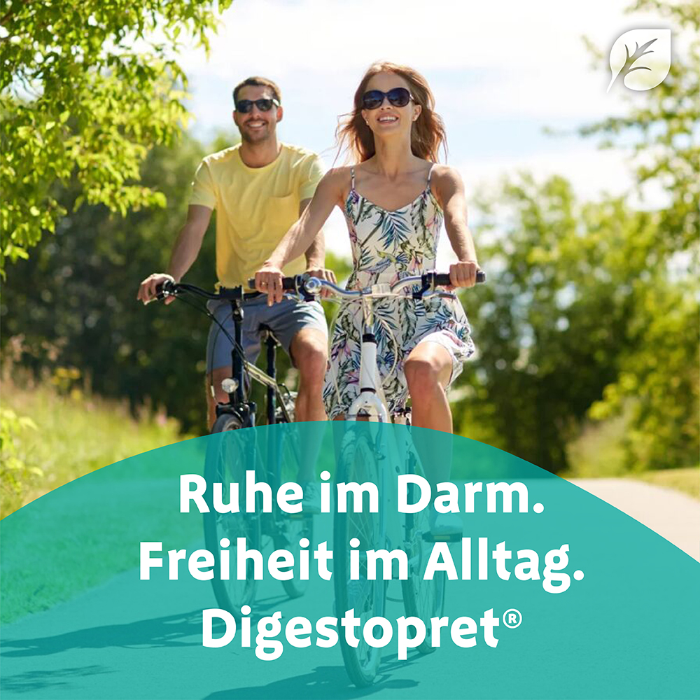 Frau und Mann fahren im Hintergrund Fahrrad. Im Vordergrund ist ein Schriftzug abgebildet, der lautet: Ruhe im Darm. Freiheit im Alltag. Digestopret. 