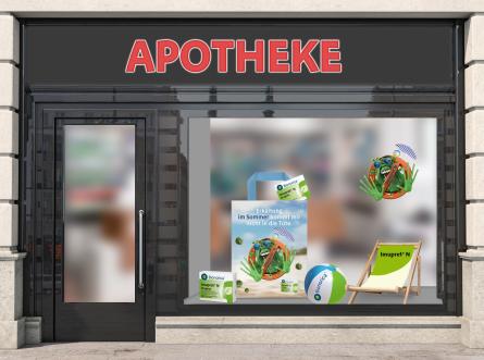Eine Apotheke bestückt mit der Imupret Sommerdekoration im Schaufenster
