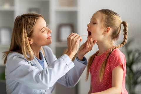 Белый налет на миндалинах у детей