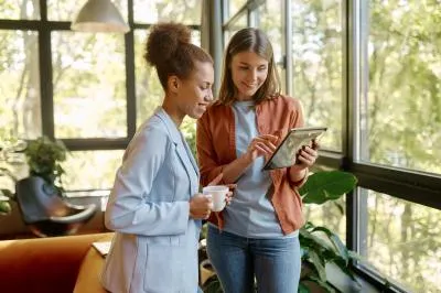Zwei junge interessierte Damen recherchieren mit einem IPad nach Informationen zu Bionorica.