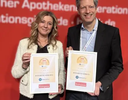 Dr. Sebastian Riedmayr, Bereichsleiter Marketing/Vertrieb Deutschland sowie Alexandra Deß, Leiterin Key Account Management bei Bionorica, nahmen die Auszeichnung im Rahmen des 17. Kongresses des Bundesverbandes Deutscher Apothekenkooperationen e.V. (DVDAK) in München entgegen.