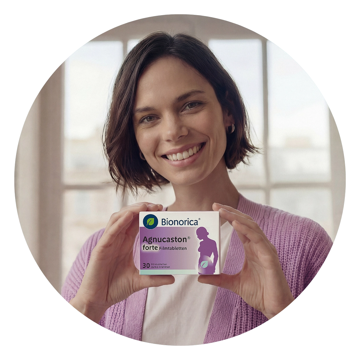 Glückliche Frau hält Agnucaston Packung