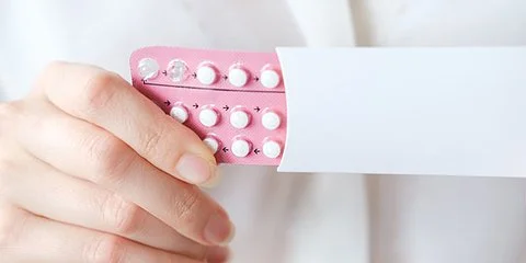 Hand mit Blisterpackung – Symbolbild für hormonelle Kontrazeptiva bei PMS.