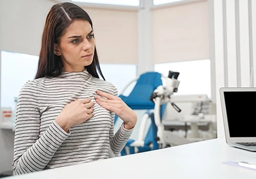 У девушки болит грудь