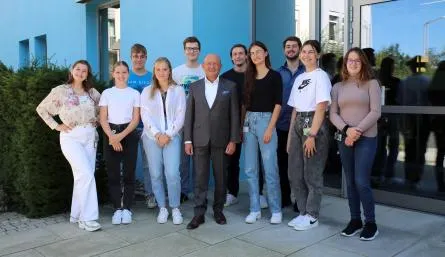 Die neuen Auszubildenden zusammen mit dem Vorstandsvorsitzenden Prof. Dr. Michael A. Popp