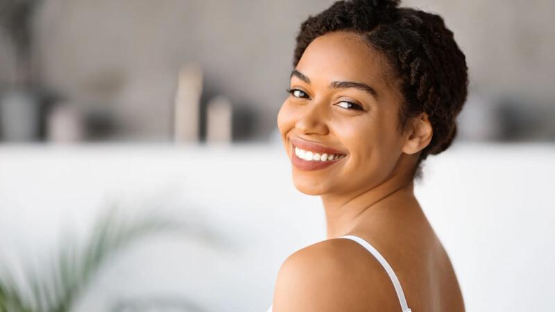 dunkelhäutige Frau die lächelt