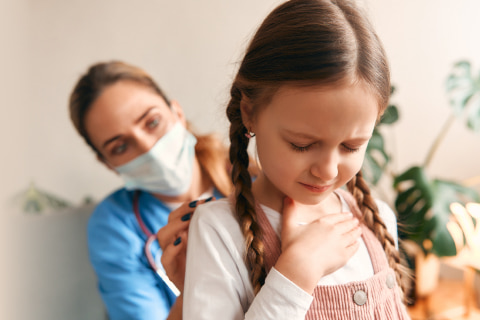 Как снять першение в горле у ребенка?