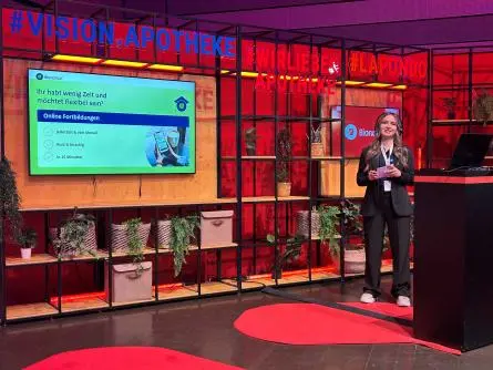 Roter Lounge-Bereich, in dem eine Bionorica-Mitarbeiterin einen Vortrag hält