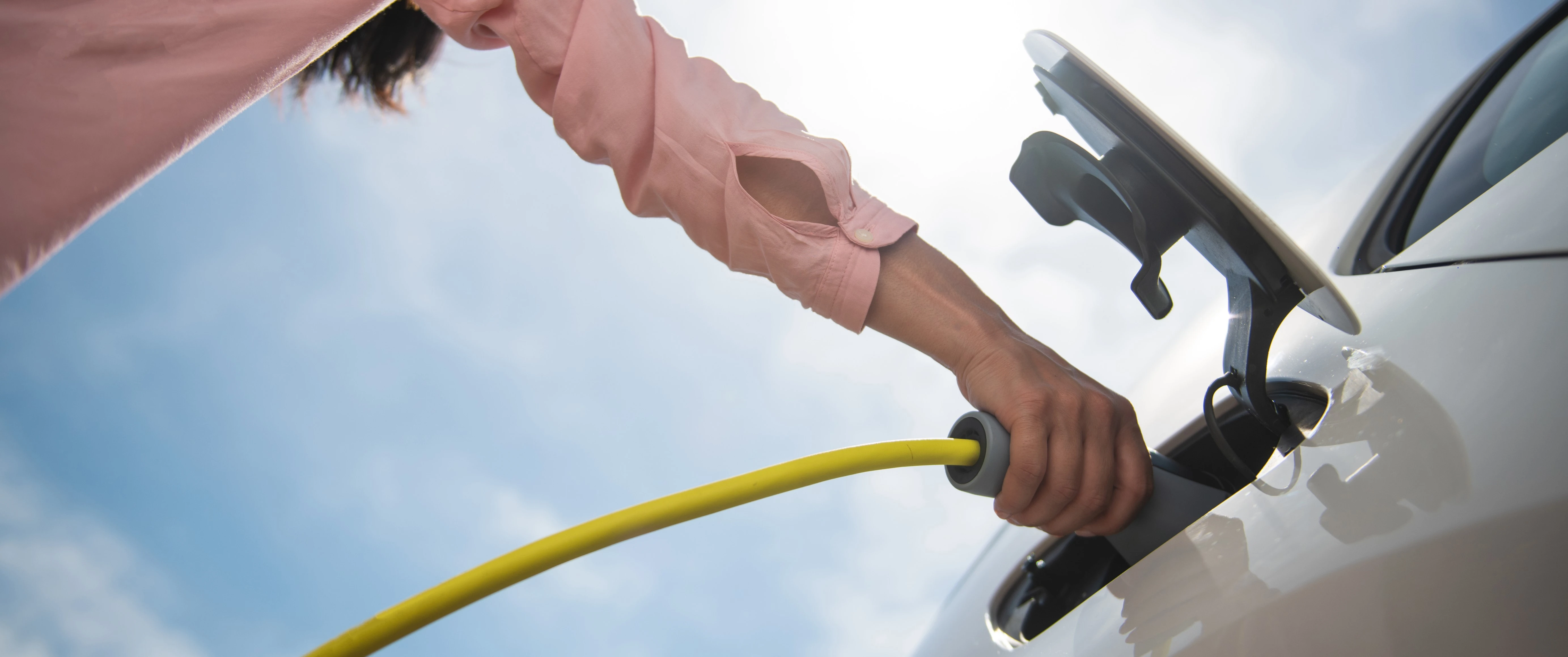 Acht neue Ladepunkte an vier Ladesäulen, die zu 100 % mit Ökostrom und eigenerzeugten Strom betrieben werden, ermöglichen eine kostengünstige Aufladung der E-Autos unserer Mitarbeiterinnen und Mitarbeiter.