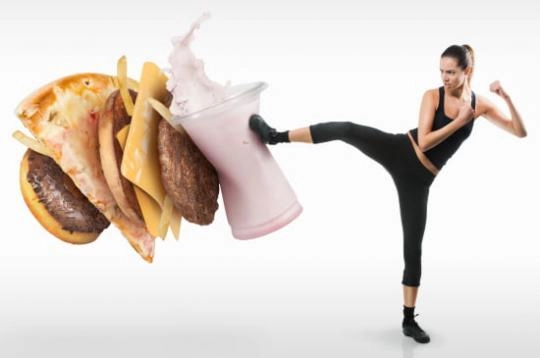 Женщина бьет бургер