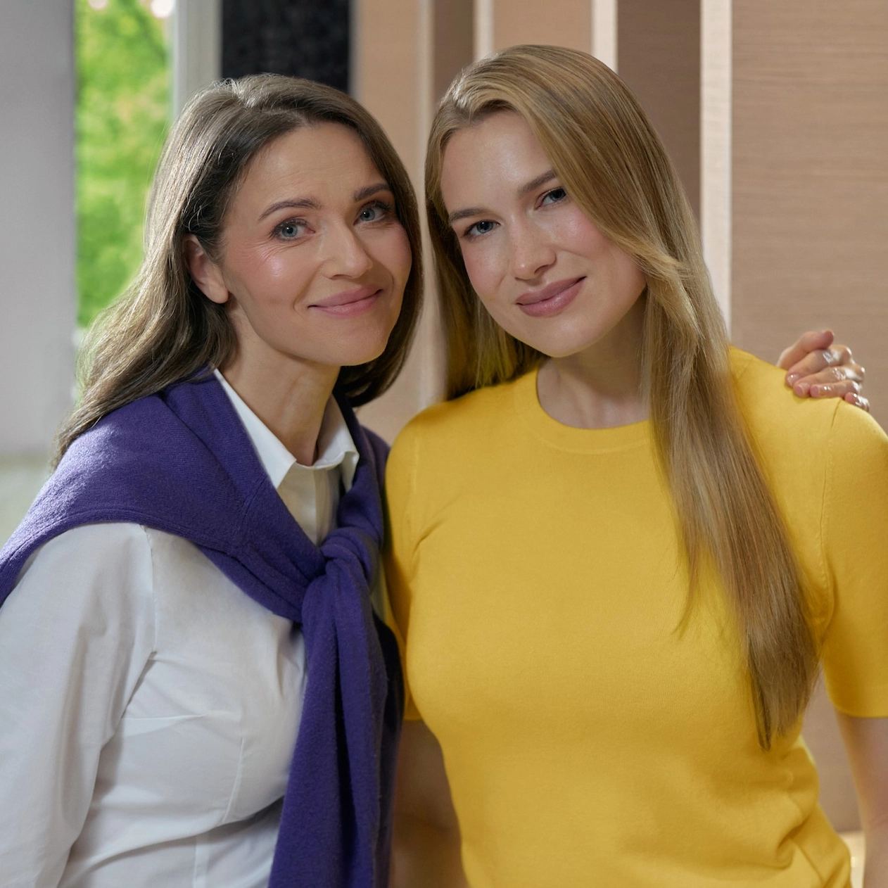 Zwei Frauen umarmen sich