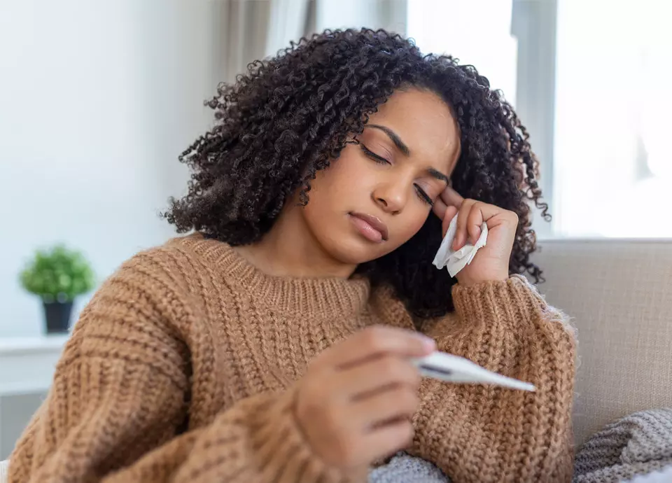 kvinna-med-thermometer-960x690