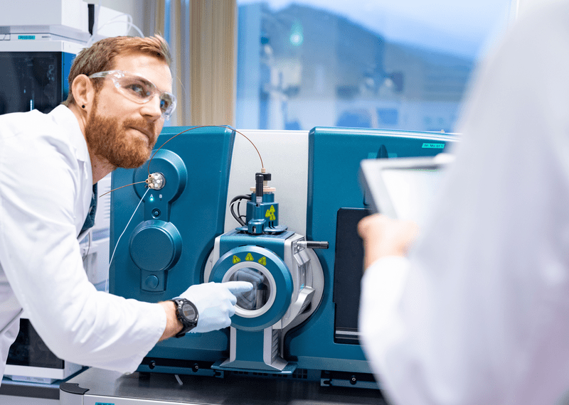 Check der Quelle eines Triple-Quadrupol-Massenspektrometers (Nahaufnahme)