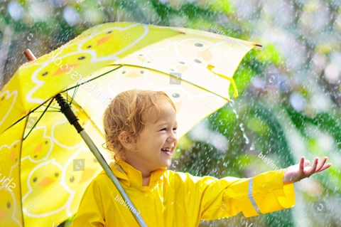 Ребенок с зонтом