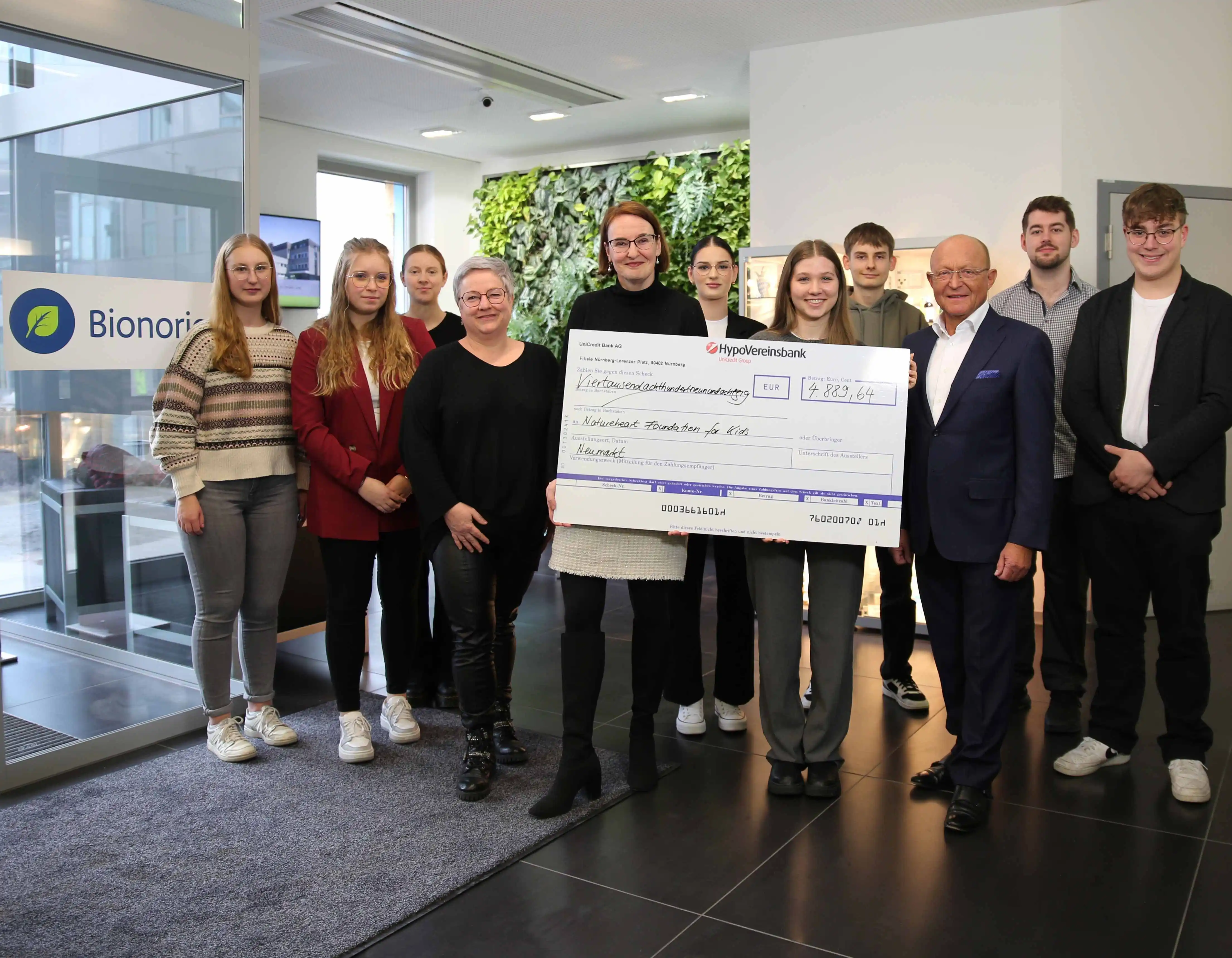 Spendenscheck-Übergabe: 5.000 Euro für Natureheart Foundation for Kids