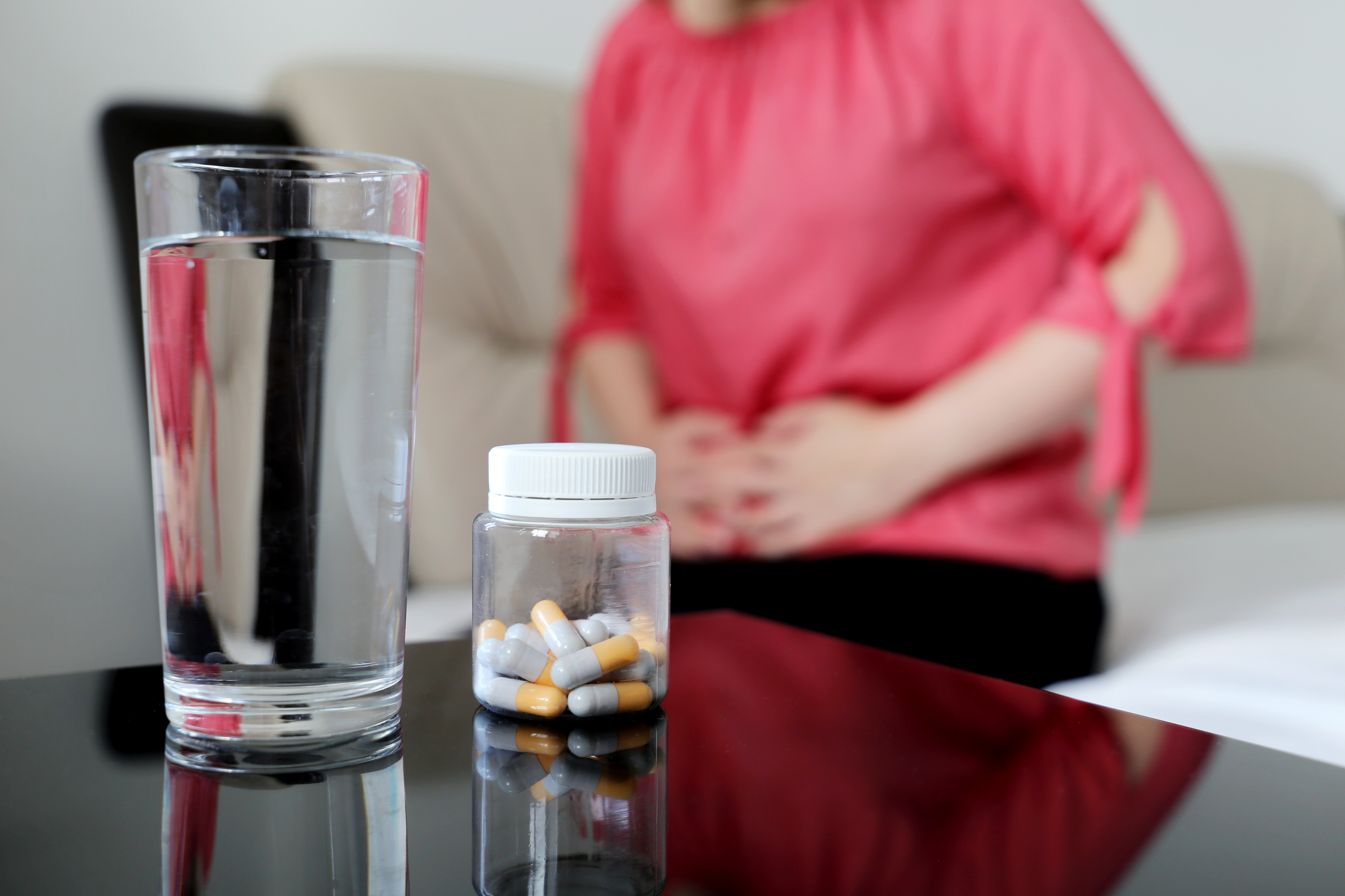 Headerbild zum Text Abführmittel: Tabletten Wasserglas